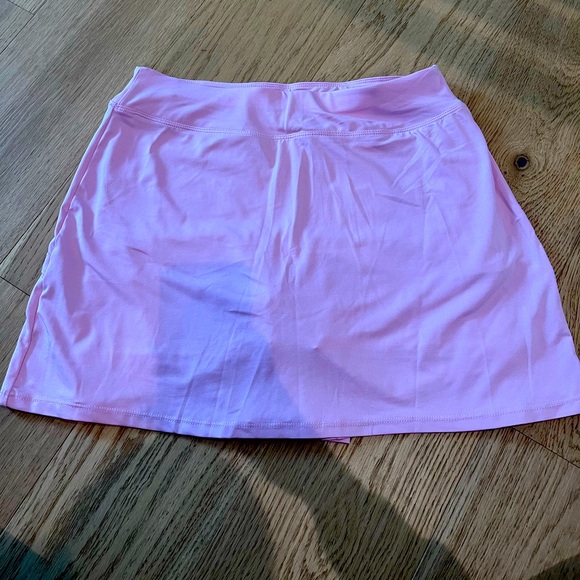 Women’s tennis / golf skirt, size M, built in shorts & pockets. Drifit material. - Picture 1 of 3